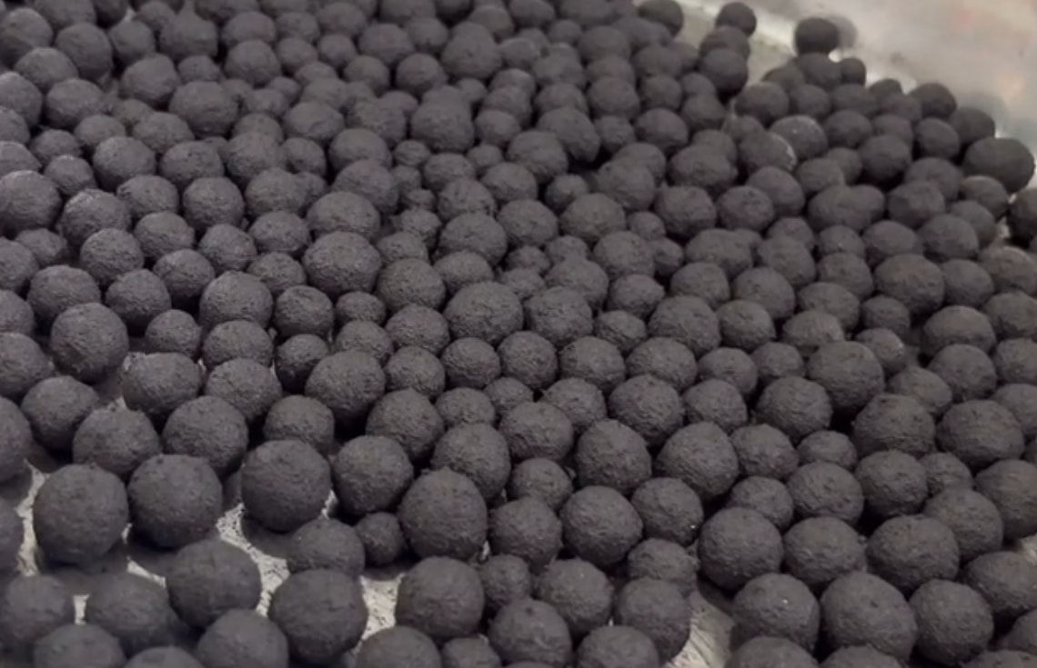 使用球團(tuán)礦有機(jī)粘結(jié)劑對(duì)鋼鐵廠的生產(chǎn)效率有何影響？